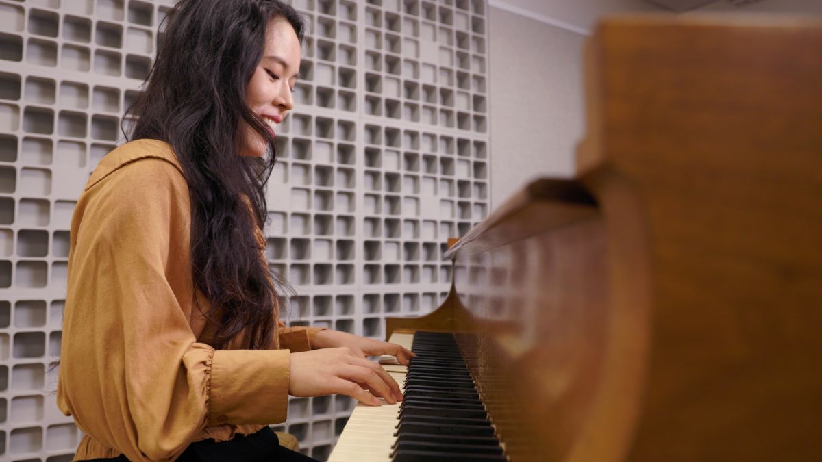 Yiren Ren playing the piano.